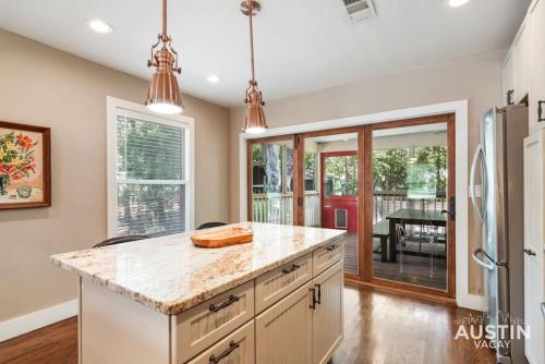 Sizable Screened in Porch w Luxury Kitchen and Bath