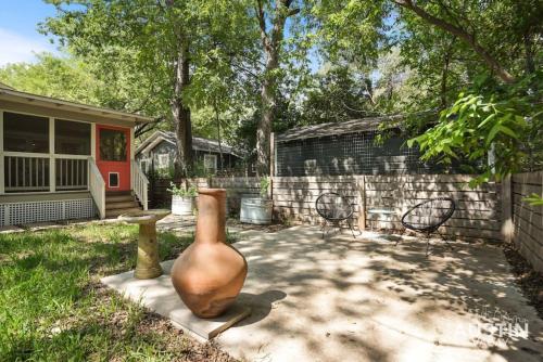 Sizable Screened in Porch w Luxury Kitchen and Bath