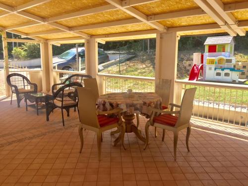 One bedroom house with sea view shared pool and enclosed garden at Montelabbate