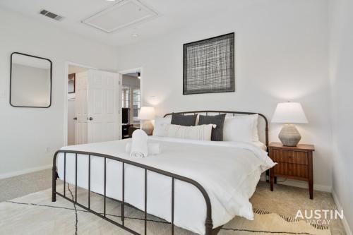 Beautiful King Accommodations, Luxury Linen, and Washer and Dryer in Austin, USA