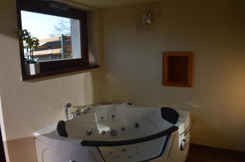 Hot tub, Chalet Buonriposo in Cremia