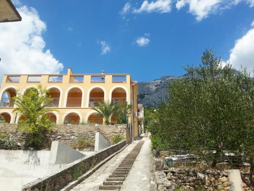  Višak Brela in Brela