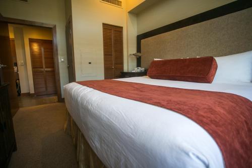 Fully Equipped in the Heart of Canyons Village - image 5