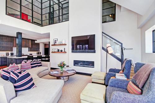 Ritz 5Br Penthouse - image 12