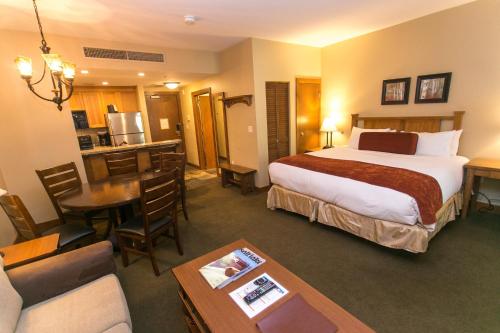 Spacious Unit Mountain Getaway with Firepace