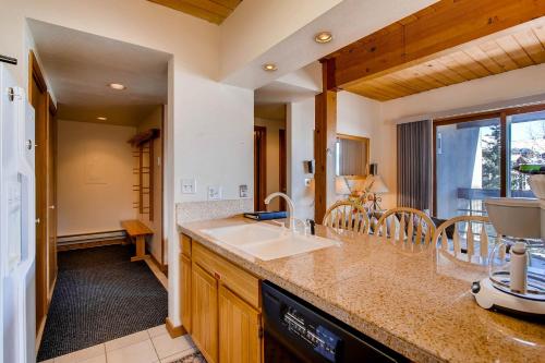 1 Br With Amazing Views Of Mountain Range & Wood Creek Condo - image 11