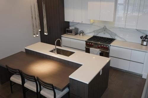 Stunning Contemporary Ski-In Ski-Out 3Br Residence- Canyons Condo - main image