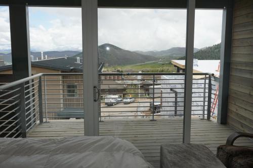 Stunning Contemporary Ski-In Ski-Out 3Br Residence- Canyons Condo - image 6