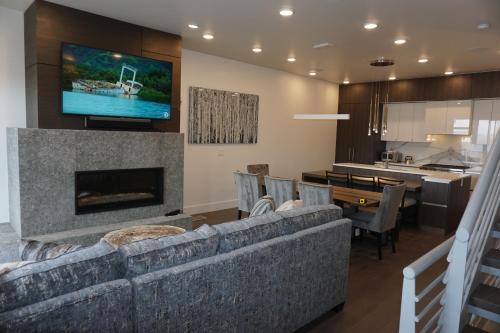 Stunning Contemporary Ski-In Ski-Out 3Br Residence- Canyons Condo - image 6
