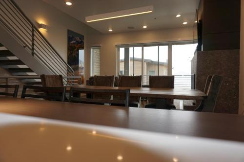 Stunning Contemporary Ski-In Ski-Out 3Br Residence- Canyons Condo - image 10