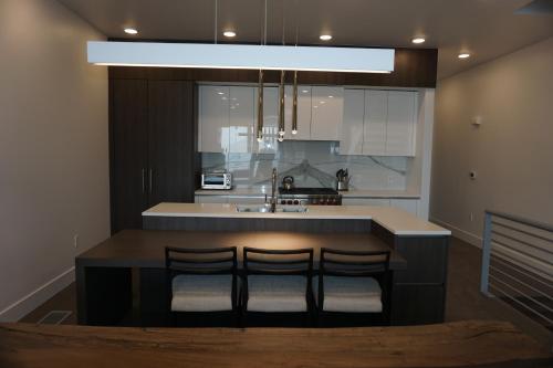 Stunning Contemporary Ski-In Ski-Out 3Br Residence- Canyons Condo - image 13
