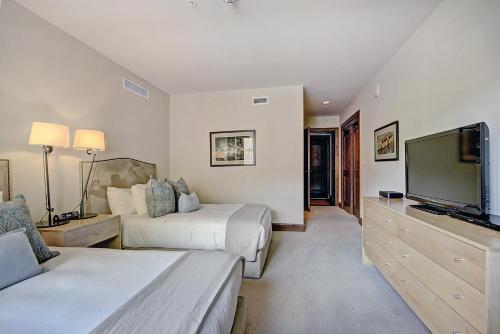3 BR Luxury Ritz-Carlton Condo with Mountain Views in Vail, USA