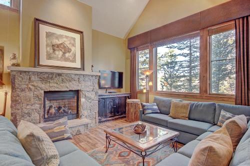 Premier 2-Story Townhome Minutes from Winter Activities