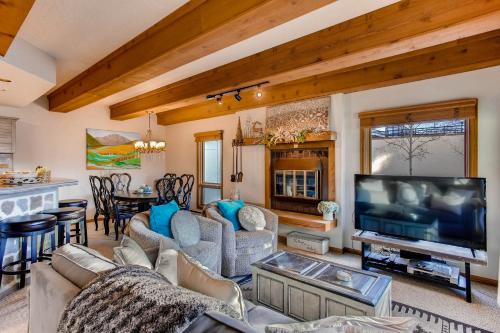 Mountain Views From This Plaza Condo - Sleeps 6 Condo - image 6