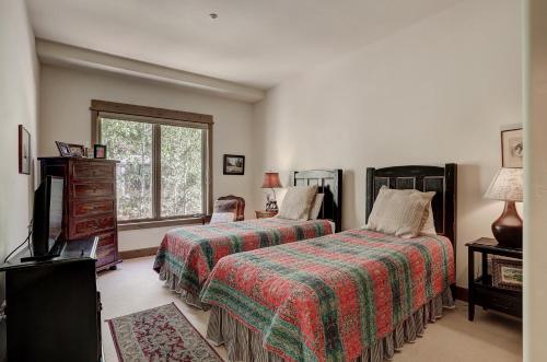 Elegant Updated 3 Bedroom Condo At One Arrowhead Place Condo - image 9