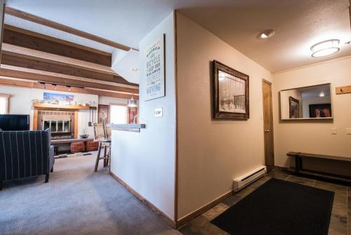 Lovely Modern Plaza Condo Condo - image 14