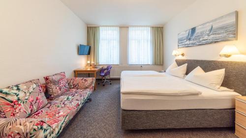 Double Room image 10