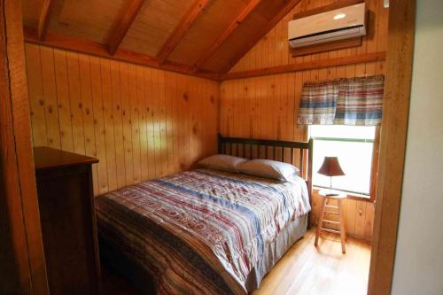Lakefront Cedar Cabin - 8 in Mead, USA