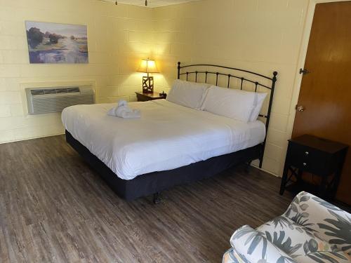 JI4, King Guest Room at the Joplin Inn at entrance to the resort Hotel Room, Mount Ida (zdjęcie 9)