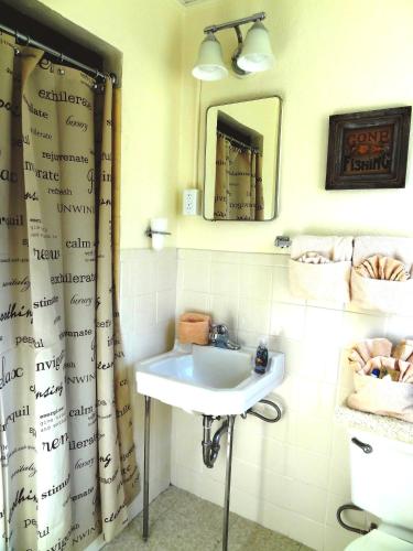 JI9 - Queen Guest Room at the Joplin Inn, Mount Ida (foto 8)