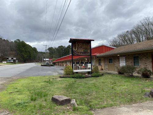 JI1 - King Guest Room located at the Joplin Inn, Mount Ida (fotografie 9)