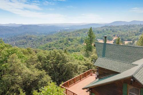 Mountain Bliss Chalet with Great Views!