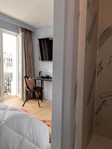 Small Double Room image 1