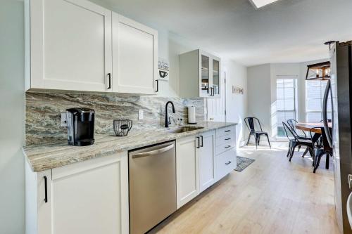 Chic Bentonville Home with Patio and Fire Pit! in Bentonville, USA