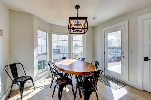 Chic Bentonville Home with Patio and Fire Pit! in Bentonville, USA