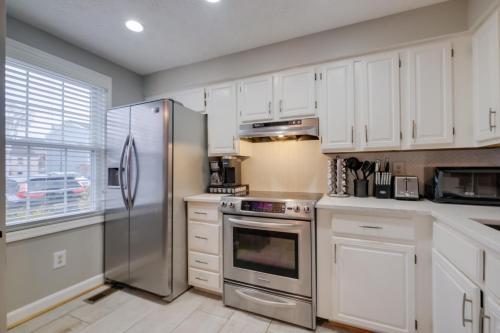 Quaint Arlington Vacation Rental with Patio! in Arlington, USA