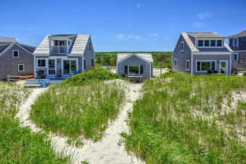Cozy Cape Cottage—Deck Views of Cape Cod Bay - image 3