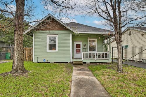 Pet-Friendly Home with Yard 3 Mi to Dtwn Houston! in Houston, USA