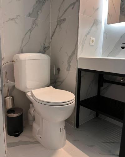 Large Double Room image 7