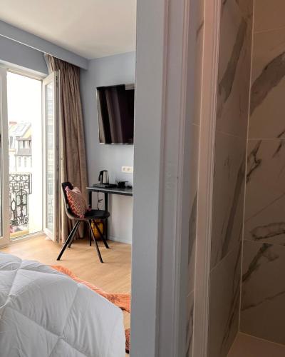 Small Double Room image 4