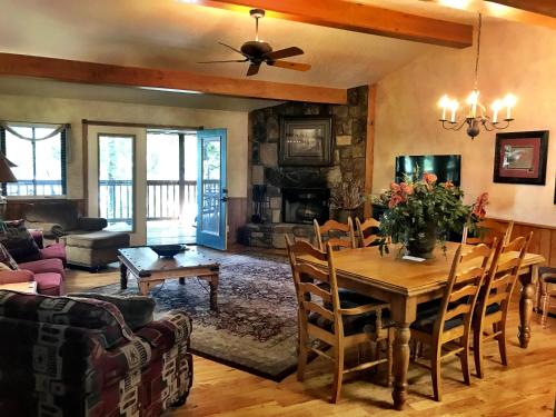 C15 - Lake view two bedroom, two bath Harbor North luxury cottage with private hot tub overlooking Lake Ouachita, Mount Ida (zdjęcie 5)