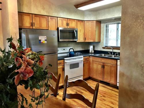 C15 - Lake view two bedroom, two bath Harbor North luxury cottage with private hot tub overlooking Lake Ouachita, Mount Ida (zdjęcie 10)