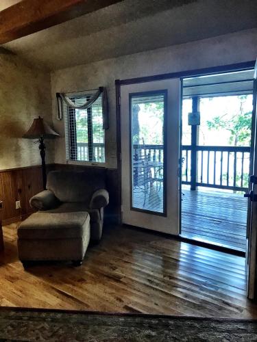 C15 - Lake view two bedroom, two bath Harbor North luxury cottage with private hot tub overlooking Lake Ouachita, Mount Ida (zdjęcie 11)