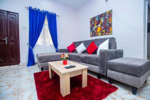 B&B Lagos - AJI Warm 2BED Apartment (Ijegun, Lagos) - Bed and Breakfast Lagos