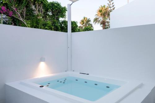 อ่างแช่น้ำร้อน, VILLA CELIA in เกาะเพรอส