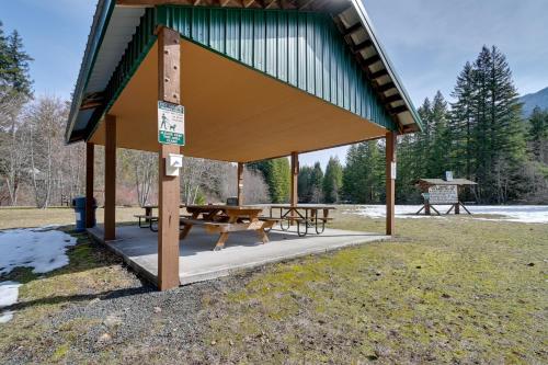 Cozy Ashford Home - 5 Mi to Rainier Natl Park!