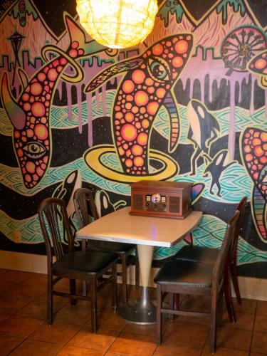 Közös társalgó / TV, Green Tortoise Hostel Seattle near The Gum Wall