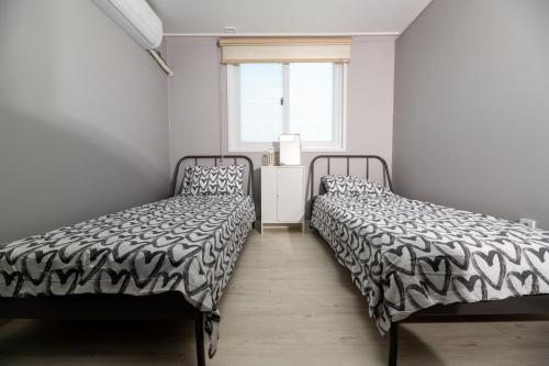 Twin Room with Bathroom image 3