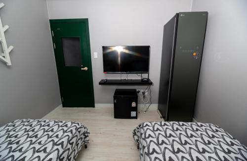 Twin Room with Bathroom image 2