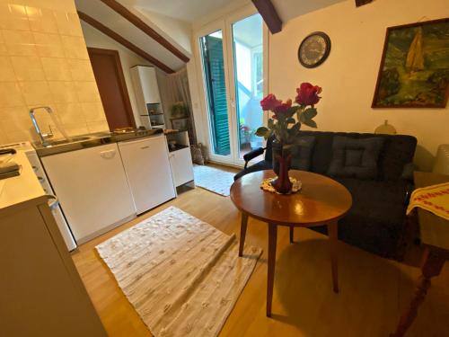 Studio apartment Gabi - Tap to explore photos