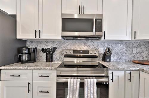 Rutlands Hidden Gem- 2 BR 1BA Renovated Home Close to Everything home in Rutland, USA