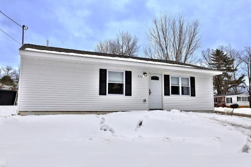 Rutland's Hidden Gem- 2 BR 1BA Renovated Home Close to Everything home in รัตแลนด์ (VT)