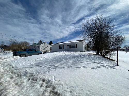 Rutland's Hidden Gem- 2 BR 1BA Renovated Home Close to Everything home in รัตแลนด์ (VT)