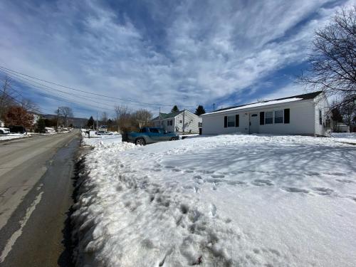 Rutland's Hidden Gem- 2 BR 1BA Renovated Home Close to Everything home in รัตแลนด์ (VT)