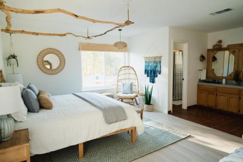 Boho chic oasis by Casa Oso with pool, spa and views in Ahwahnee (CA)