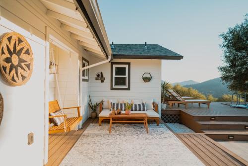 Vista exterior, Boho chic oasis by Casa Oso with pool, spa and views in Ahwahnee (CA)